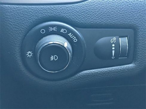 Certified 2019 Jeep Cherokee Latitude w/ Popular Appearance Group image 18