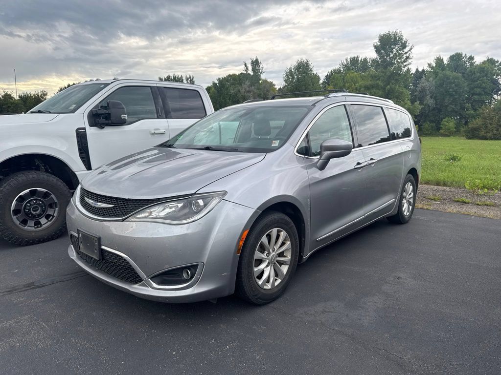 Used 2019 Chrysler Pacifica Touring-L FWD image 1