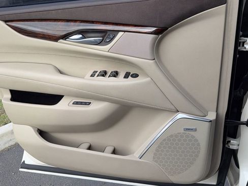 Used 2015 Cadillac Escalade Luxury image 14