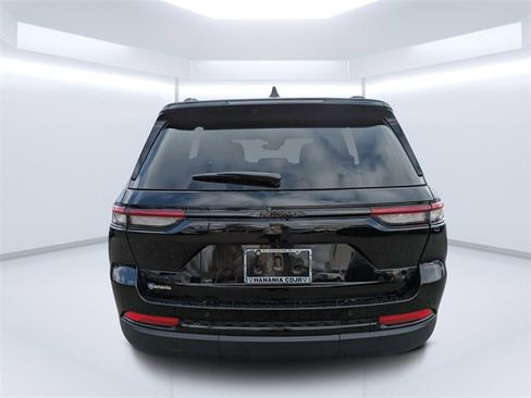 Used 2023 Jeep Grand Cherokee Altitude image 4