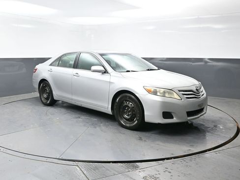 Used 2011 Toyota Camry image 3
