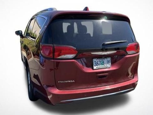 Used 2018 Chrysler Pacifica Touring-L FWD image 4