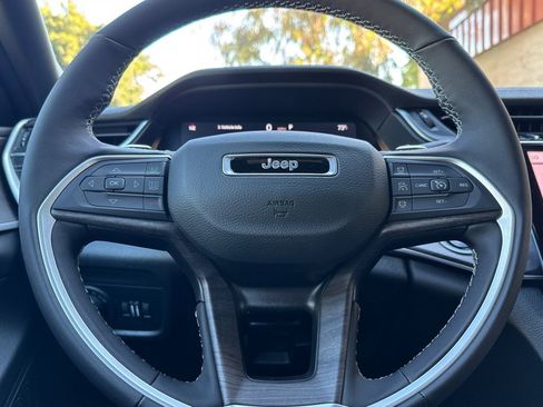 New 2025 Jeep Grand Cherokee Limited w/ Black Appearance Package AWD/4WD image 23