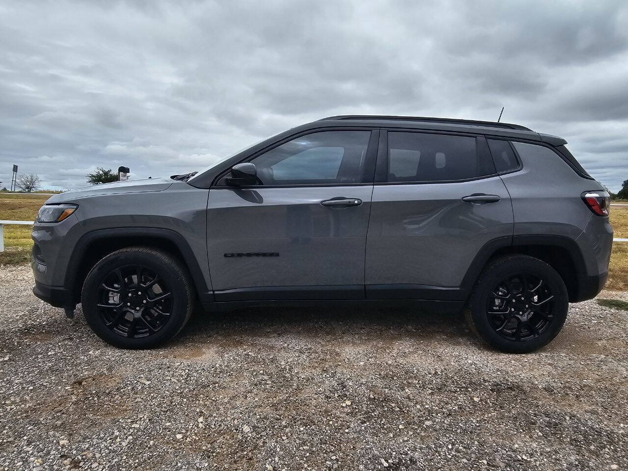 Used 2024 Jeep Compass Latitude w/ Convenience Group AWD/4WD image 4