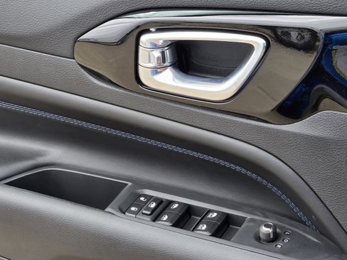 New 2025 Jeep Compass Latitude w/ Altitude Special Edition image 18