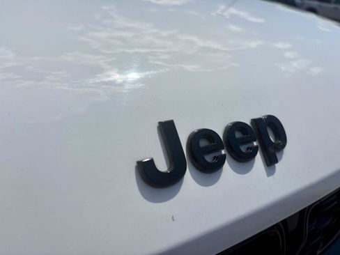 Used 2023 Jeep Grand Cherokee Altitude RWD image 9