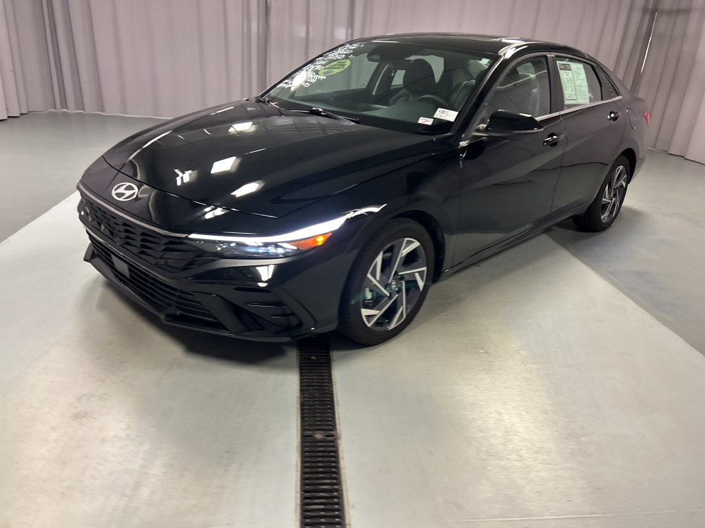 Used 2026 Hyundai Elantra Limited FWD image 3