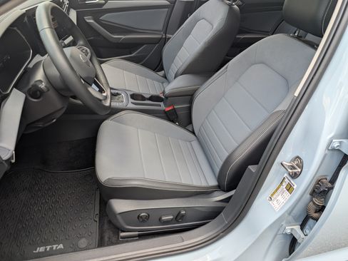 Used 2026 Volkswagen Jetta SE FWD image 17