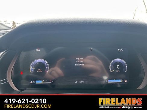 Used 2023 Jeep Grand Cherokee L Laredo image 28