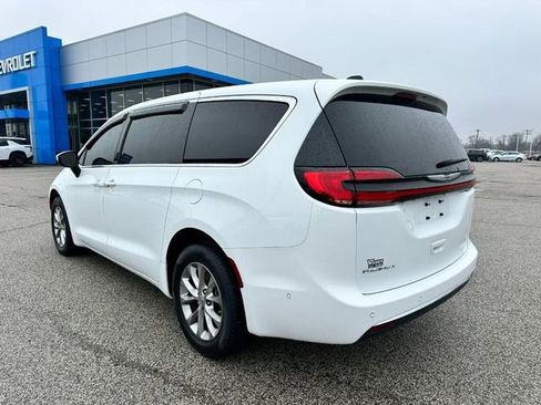 Used 2023 Chrysler Pacifica Touring-L image 3