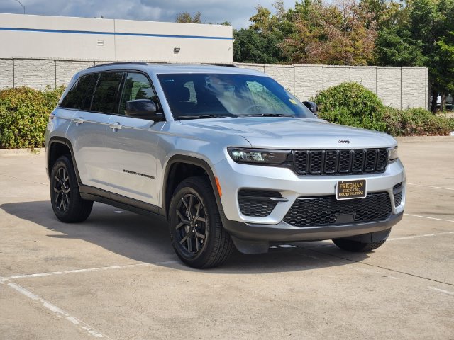 Used 2025 Jeep Grand Cherokee Altitude RWD image 3