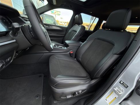 New 2025 Jeep Grand Cherokee Altitude image 18