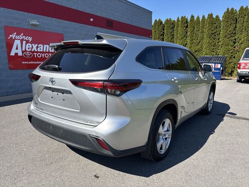 Used 2024 Toyota Highlander LE AWD/4WD image 3