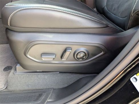 New 2025 Jeep Grand Cherokee Altitude image 13