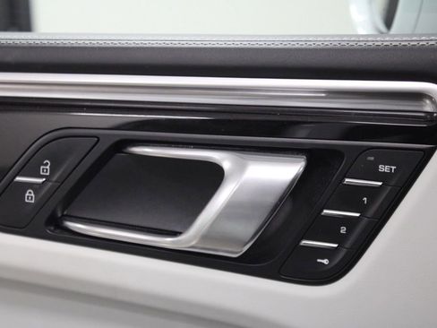 Certified 2022 Porsche Macan AWD/4WD image 19