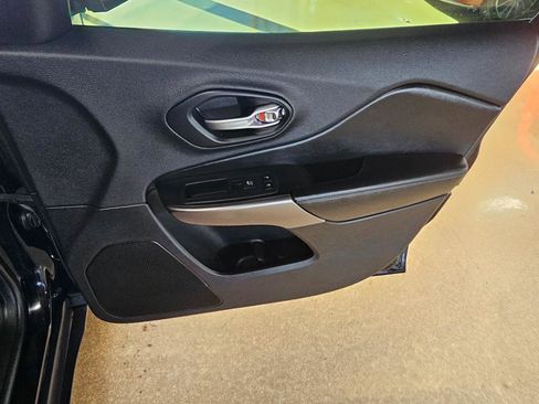 Used 2019 Jeep Cherokee Latitude Plus w/ Comfort/Convenience Group image 9