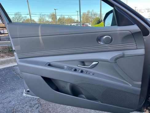 Used 2025 Hyundai Elantra SEL image 18