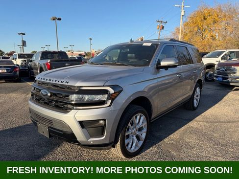 Used 2023 Ford Expedition Limited image 3