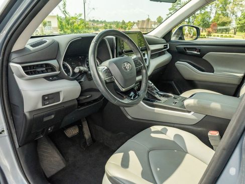 Used 2021 Toyota Highlander XLE FWD image 10