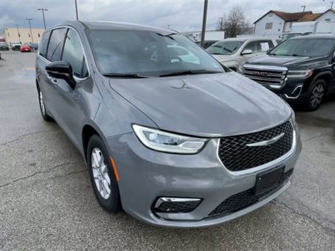 Used 2025 Chrysler Pacifica Select image 4