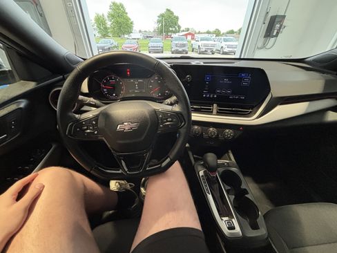 Used 2024 Chevrolet Trax RS w/ Sunroof Package FWD image 10