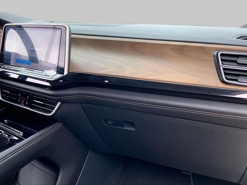 Used 2024 Volkswagen Atlas SE FWD image 19