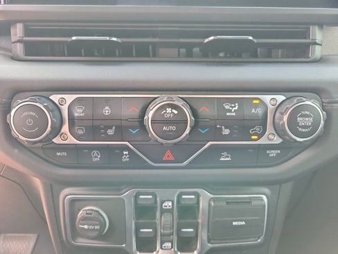 Used 2024 Jeep Wrangler Unlimited Sahara AWD/4WD image 13