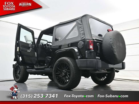 Used 2018 Jeep Wrangler Sahara w/ Dual Top Group AWD/4WD image 34
