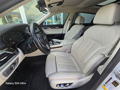 Used 2021 BMW 740i w/ Premium Package image 9