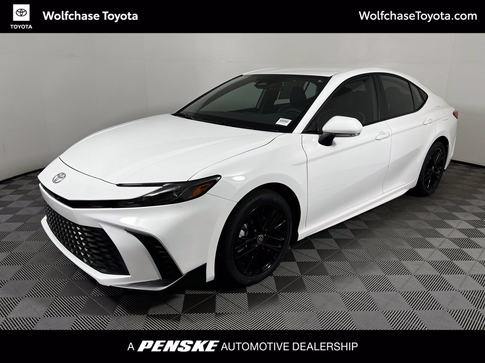 Used 2025 Toyota Camry SE w/ Convenience Package FWD image 1
