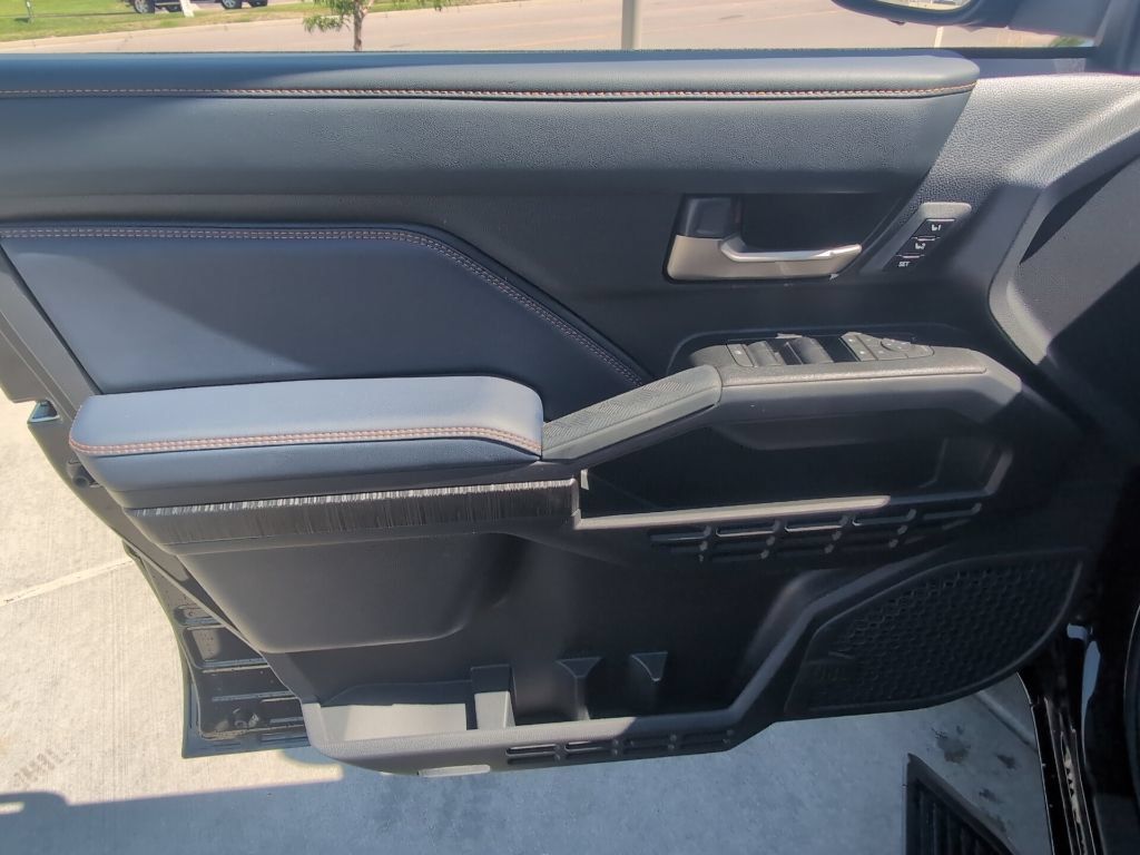 Used 2025 Toyota 4Runner Platinum AWD/4WD image 13