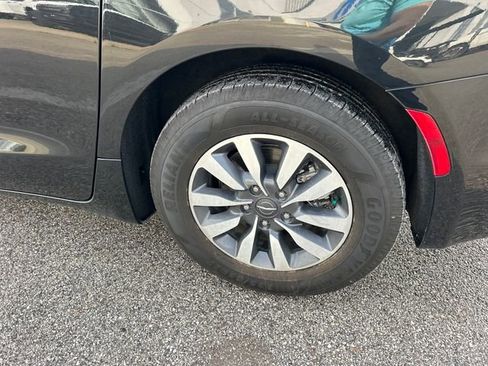 Used 2022 Chrysler Pacifica Touring-L image 51