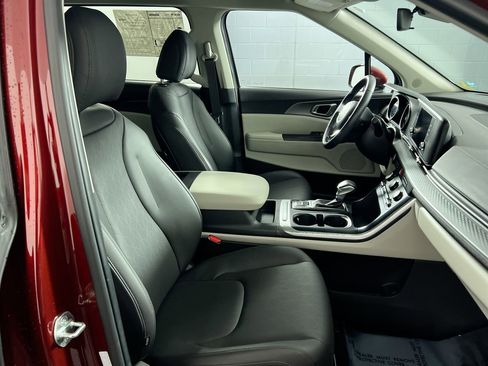 Used 2023 Kia Carnival LX FWD image 29