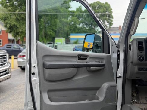 Used 2014 Nissan NV 3500 SL w/ Technology Package RWD image 9