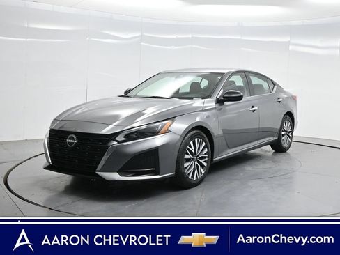 Used 2024 Nissan Altima 2.5 SV FWD image 1