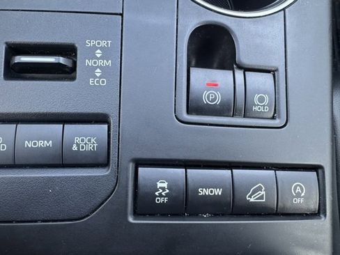 Used 2021 Toyota Highlander XLE image 19