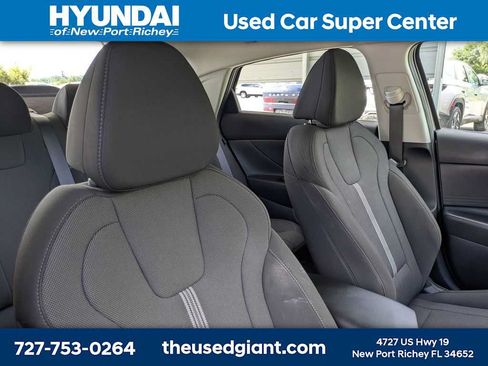 Used 2024 Hyundai Elantra SE FWD image 6