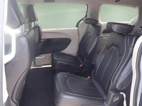 Used 2023 Chrysler Pacifica Touring-L FWD image 12