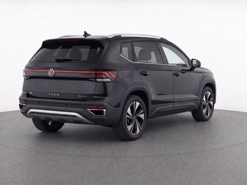 Used 2026 Volkswagen Taos SE AWD/4WD image 4