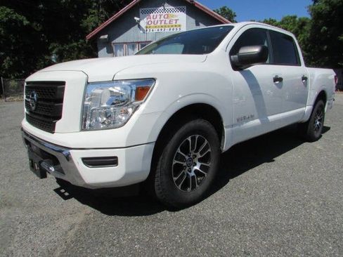 Used 2022 Nissan Titan SV RWD image 4