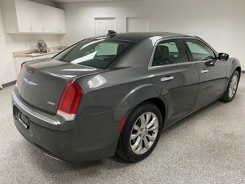 Used 2019 Chrysler 300 Limited image 5