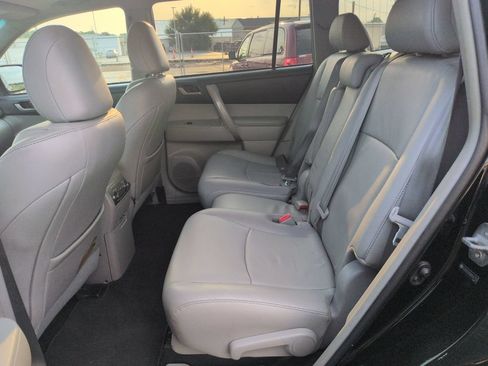 Used 2011 Toyota Highlander SE w/ Tow Pkg FWD image 26