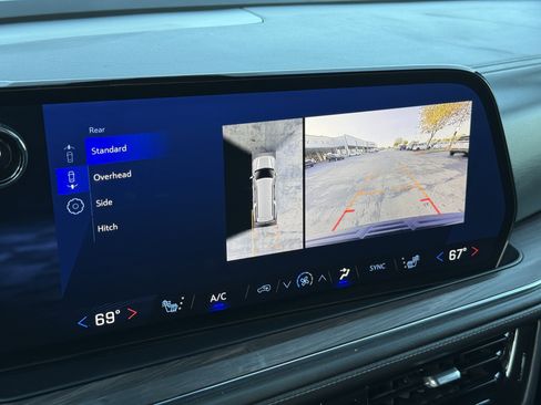 Used 2025 Chevrolet Suburban LT image 25