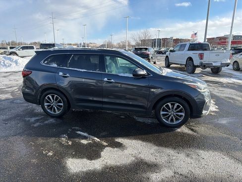 Used 2017 Hyundai Santa Fe SE image 3