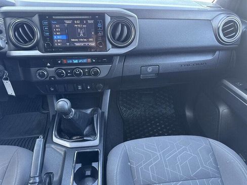 Used 2017 Toyota Tacoma TRD Sport AWD/4WD image 26