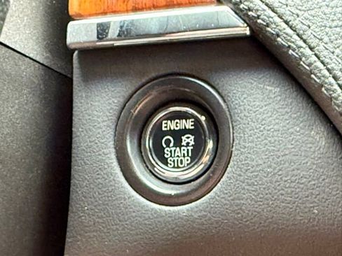 Used 2013 Lincoln MKS image 22