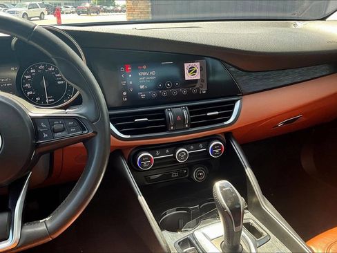 Used 2020 Alfa Romeo Giulia w/ Nero Edizione RWD image 6