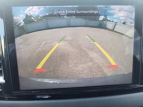 Used 2023 Chrysler Pacifica Touring-L image 18