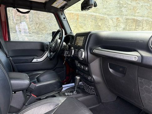 Used 2013 Jeep Wrangler Unlimited Sahara w/ Dual Top Group AWD/4WD image 30