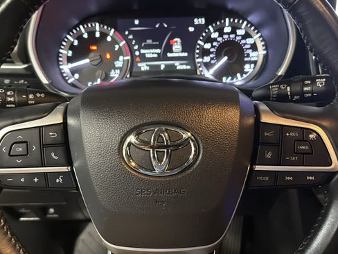 Used 2023 Toyota Highlander XLE AWD/4WD image 11